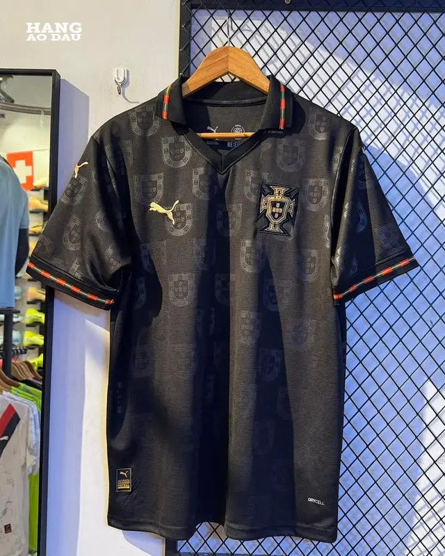 Áo đấu Bồ Đào Nha màu đen World Cup 2026 đến từ nhà thiết kế Puma. Mẫu áo đấu được đánh giá đẹp nhất tại WC26 của CR7 và Portugal. #ronaldo #portugal #aobongda #footballjersey #jersey 
