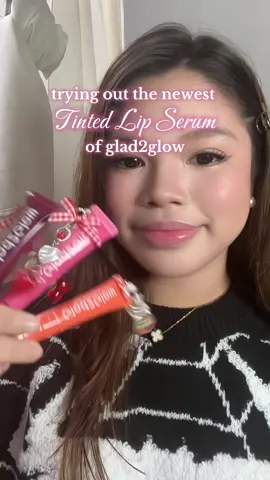 onti lang nilagay ko hehe kaya ganyan lang yung color sa lips ko!!😅💗 ang moisturizing talaga sa lips! + the charms? so cuteee 💗 #fyp #glad2glow #glad2glowlipserum #lipserum #new 