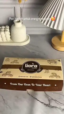 Fresh from the oven 🍫✨ Fudgy brownies ukuran 20x10 cm siap dikemas dan dikirim buat kamu! Teksturnya lembut, rasa coklatnya pekat, dan dijamin bikin nagih 🤎 Udah coba belum brownies terenak di Cilacap? 😉 #LioraBakehouse #BrowniesAdipala #FudgyBrownies #BrowniesEnak #DessertAdipala 