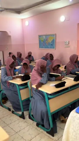 Le Vendredi est un jour béni, un jour de lumière et de rappel. 🌙 Dans notre classe, nous profitons de ce moment spécial pour nous rapprocher d’Allah à travers la mémorisation du Coran. Les enfants apprennent quelques sourates avec amour et attention, et leurs petites voix résonnent comme une belle mélodie de foi. Après l’effort vient la douceur : un petit biscuit, un sourire partagé, une joie sincère. 🍪✨ Enseigner le Coran, c’est semer la lumière dans le cœur des enfants. Et chaque Vendredi, c’est une nouvelle graine de foi que nous plantons ensemble. 🌿💖@soum déco223 @Dame Maiga @Gnakass huri @habibakonate8 