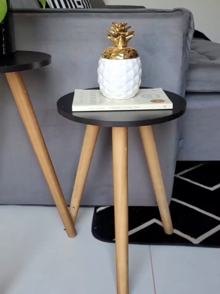O charme retrô dos Pés Palito no seu ambiente! ☕✨ Nossa Mesa de Apoio Lateral combina o design clássico com a modernidade do MDF/MDP. Perfeita para o lado do sofá ou como mesa de canto. Um toque vintage e funcional na sua sala!  🛒 Compre agora 👉 https://s.shopee.com.br/1gA40bJHg0 OU COMENTE EU QUERO  ⚠️ Promoção sujeita à alteração de preço e estoque do site
