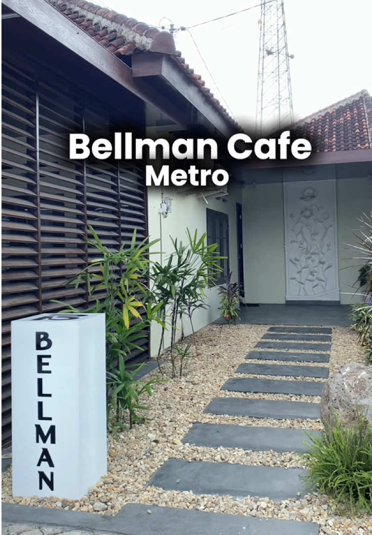 HALLO ada tempat ngopi asyik yang baru buka di Kota Metro nih. Vibes tempatnya rumah lawas klasik yang homey namun tentunya aestetik. Menunya banyak dan harganya masih adorable banget. Namanya Bellman Cafe yang beralamat di jalan Way Gayau No 13 Yosorejo, Metro Timur, Metro, Lampung. Ada yang sudah coba? #fyp #lampung #metro #cafelampung #kopilampung @ArfaN @ADITYA PUTRA PRATAMA @Dree @gembul @userM 