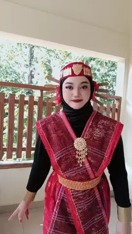 Dalam rangka memperingati hari santri nasional ke 2025 pondok pesantren babakan mengadakan lomba fashion show dengan tema baju adat nusantar. Kami dengan bangga membawakan baju adat dari batak toba. @zhafirakostumcirebon.id  #santriindonesia #fypシ #fashion #adat #adatbatak 