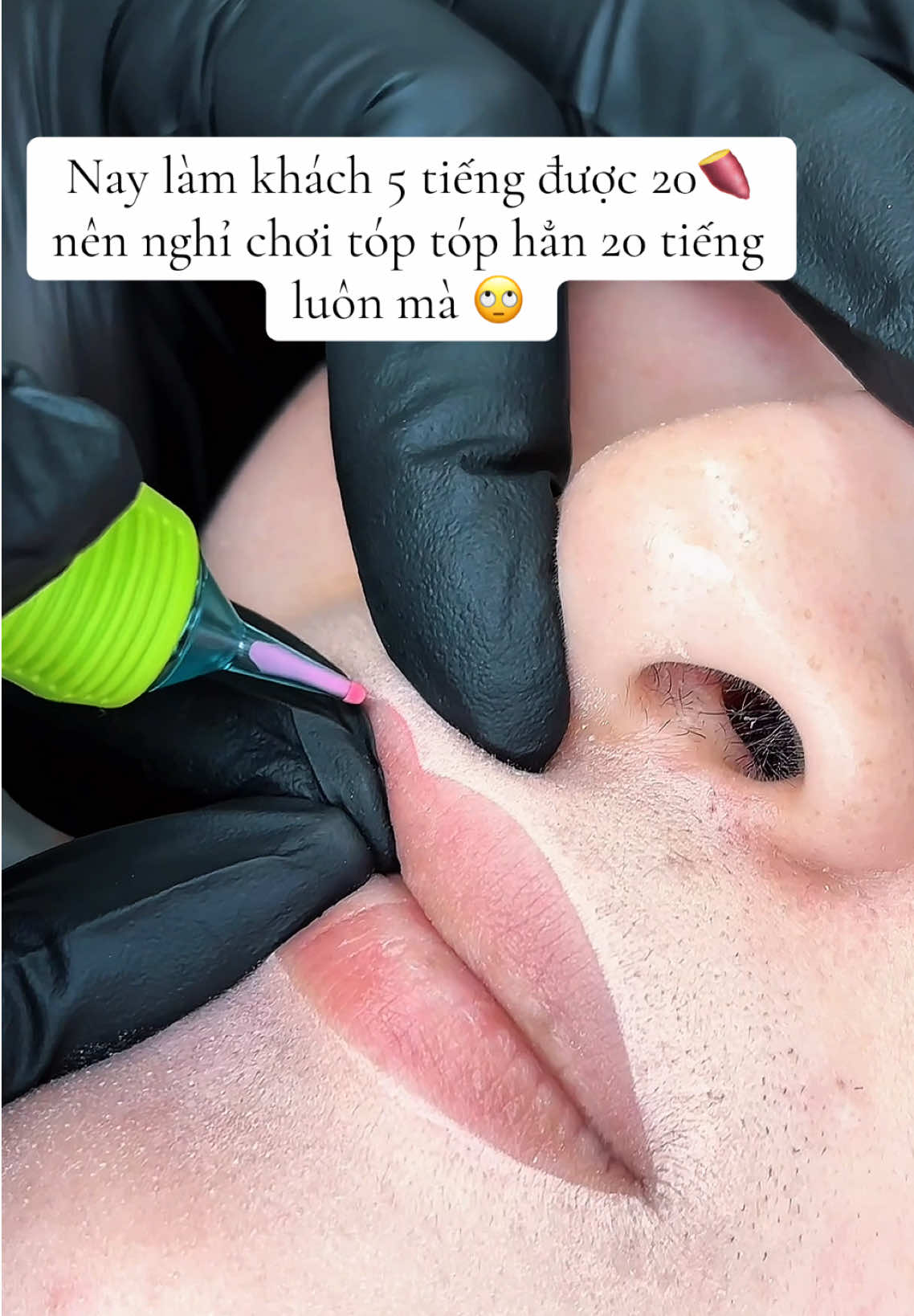Tui đông khách thì tốp tốp chỉ còn là cái tên 🙄🙄🙄! Í mà tui lộ mặt hẳn 2 vidéo rồi đó, còn chưa viral nữa. Dỗi thật sự 😒😒😒 #viral #ilovetiktok #xuhuong #phunmoidep #khửthâmmôi 