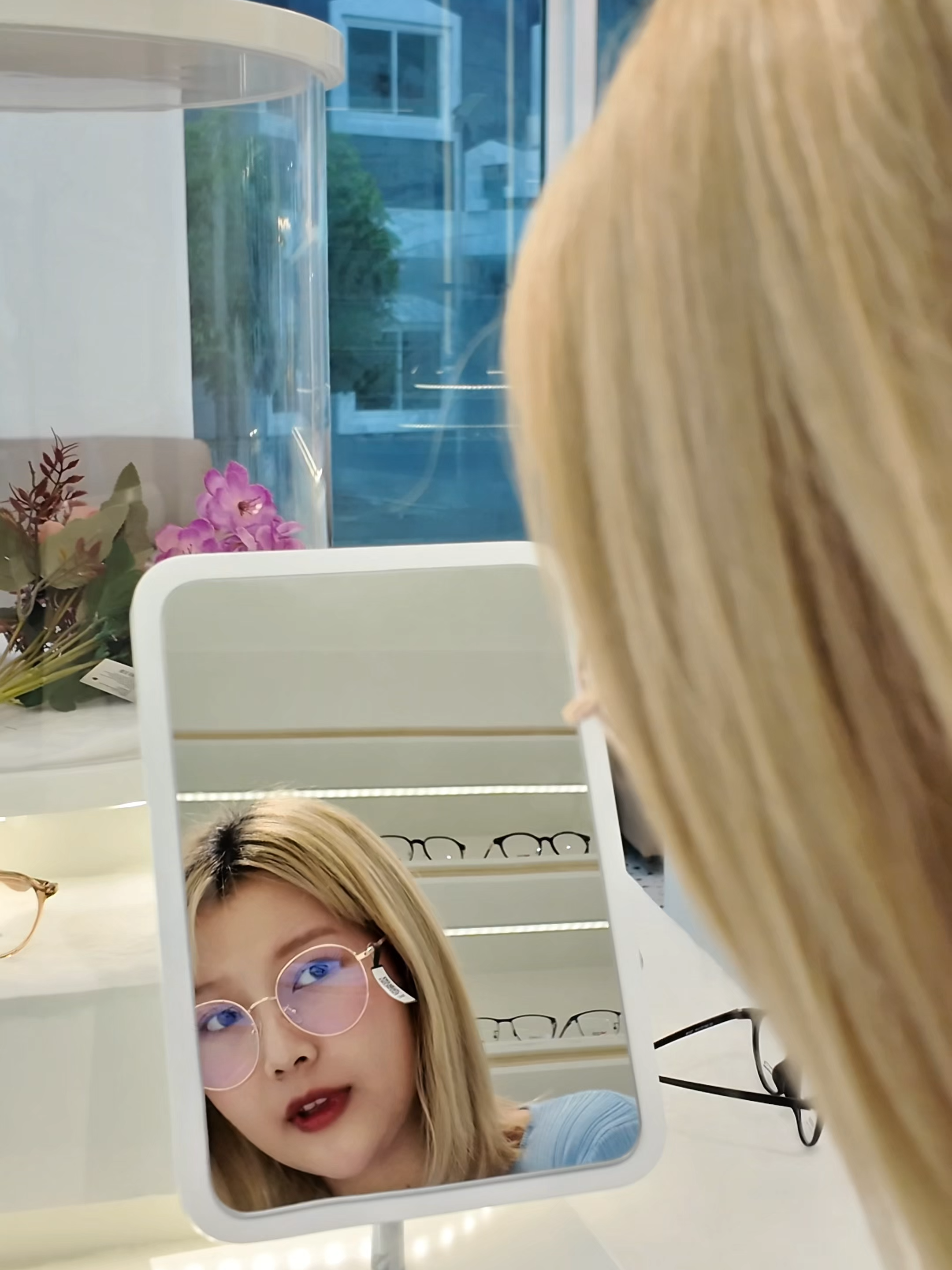 ร้านแว่นตา Master Vision (มาสเตอร์ วิชั่น) ศรีราชา ชลบุรี ศูนย์เลนส์โปรเกรสซีฟ ตรวจวัดสายตา โดยนักทัศนมาตร เปิด 09.00 – 20.00 น. ที่จอดรถกว้าง จอดได้ 40 กว่าคัน 📷 โปรแกรมตรวจวัดสายตาแบบเต็มระบบ (15 ขั้นตอน) ละเอียดยิบ ดำเนินการโดย นักทัศนมาตรตัวจริง พร้อมเครื่องมือทันสมัยที่สุด 📷 เลนส์โปรเกรสซีฟ (Progressive Lens) วัดละเอียด วางตำแหน่งแม่นยำ ทดลองใช้จริงในโซนจำลอง 📍 ที่อยู่ร้าน ร้านแว่นตา Master Vision สาขาชลบุรี ตั้งอยู่ในโครงการ Alley9 Sriracha ถ.หนองยายบู่ ตรงข้าม 7-Eleven ตลาดศุภฤกษ์ แยกหมอย้อย 📌 พิกัด: https://maps.app.goo.gl/3ioCpJ1CQM22fLR4A 📞 ติดต่อเรา / จองคิวล่วงหน้าได้ที่ 📱 089-353-5553 (คุณอาร์ม) 📱 086-456-6464 (เบอร์ร้าน) 💬 Line : @mastervision.th #ร้านแว่นตาชลบุรี #ตรวจสายตา #แว่นตาโปรเกรสซีฟ #MasterVision #ตัดแว่นชลบุรี