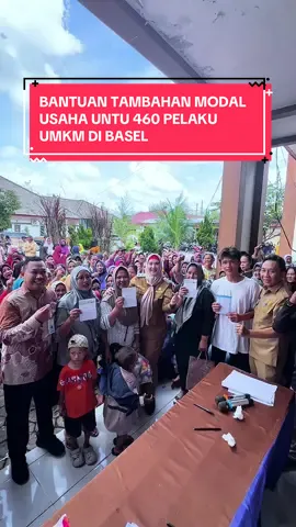 Alhamdulillah, Bunda bersama DKUKMINDAG Kabupaten Bangka Selatan berkesempatan untuk menyerahkan bantuan tambahan modal usaha bagi 460 pelaku UMKM kita tercinta😍🥰 Bantuan ini adalah bentuk nyata komitmen pemerintah daerah dalam memperkuat ekonomi kerakyatan, serta mendorong pelaku usaha kecil dan menengah agar terus tumbuh dan mandiri✨ Melalui bantuan ini, Bunda berharap para pelaku usaha semakin termotivasi untuk berinovasi, meningkatkan kualitas produk, dan memperluas jangkauan pasar🫶🤍 Asak Kawa Kite Pacak🔥🔥 #asakkawakitepacak #behamekitepacak #bangkaselatan #indonesia #junjungbesaoh          