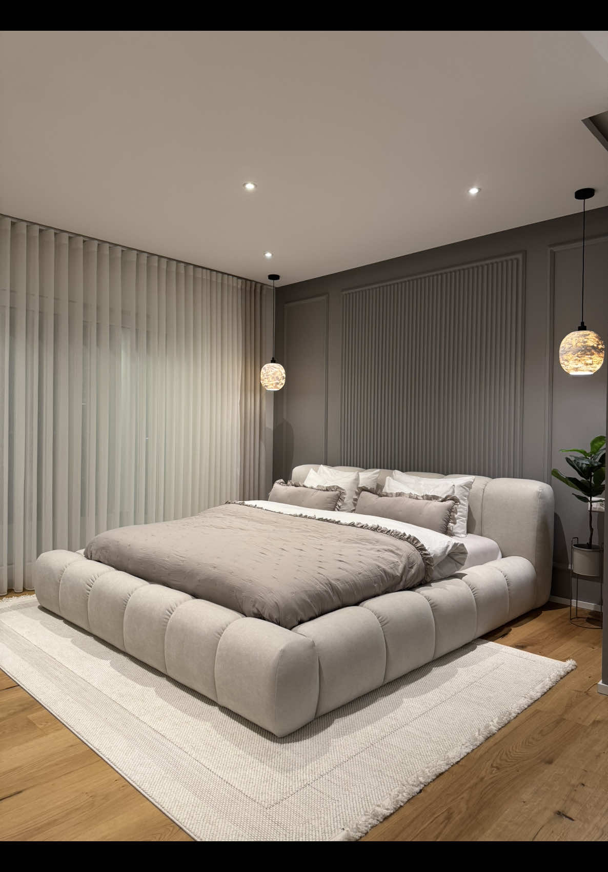 This bedroom is so cozy ✨ #bedroomaesthetic #homedecor #interiorinspo #cozyvibes #bedroomgoals
