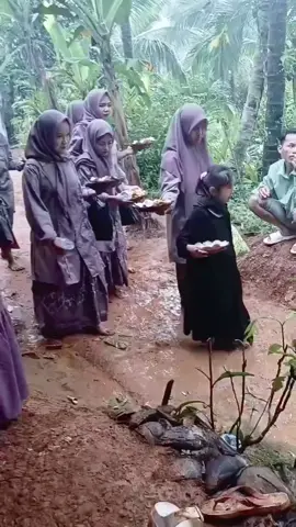 hati hati buk kan jadi jatuh makanya jalan pelan-pelan lihat pakai mata buk😂🤣😂🤣🤣 ..........  #komedikocak #fypppppppppppppppppppppp #lucu_ngakak #hiburantiktok #jatuhcore 