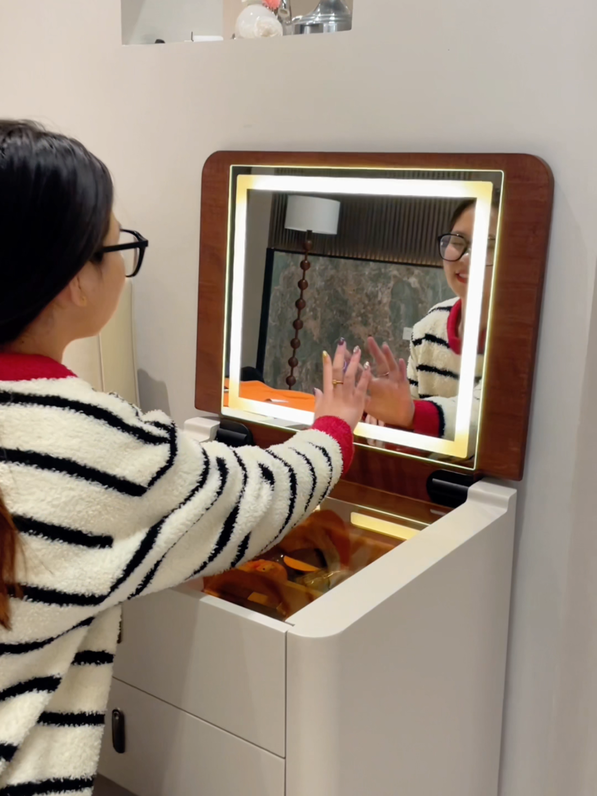 โต๊ะเครื่องแป้ง สไตล์มินิมอล มีกระจกพร้อมไฟ และลิ้นชักใส่เครื่องสำอาง ของมันต้องมี #โต๊ะเครื่องแป้ง #โต๊ะเครื่องแป้งมินิมอล #โต๊ะเครื่องแป้งพร้อมกระจก #โต๊ะแต่งหน้า #ของดีบอกต่อ 