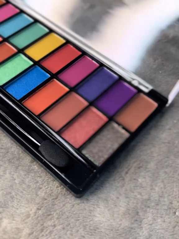 28 cores e infinitas possibilidades de brilho! ✨🎨 A Paleta Mosaic da My Life (MY8551) é essencial para quem ama maquiagem. Cores vibrantes e muito Glitter para looks que vão do dia à noite! Sua criatividade é o limite!  🔥 My Life Paleta Mosaic 28 Cores Com Glitter  MY8551 De R$ 39,00 💰 *Por R$ 19,99* 😱 🛒 Compre agora 👉 https://s.shopee.com.br/Vy6fESyO9 ⚠️ Promoção sujeita à alteração de preço e estoque do site