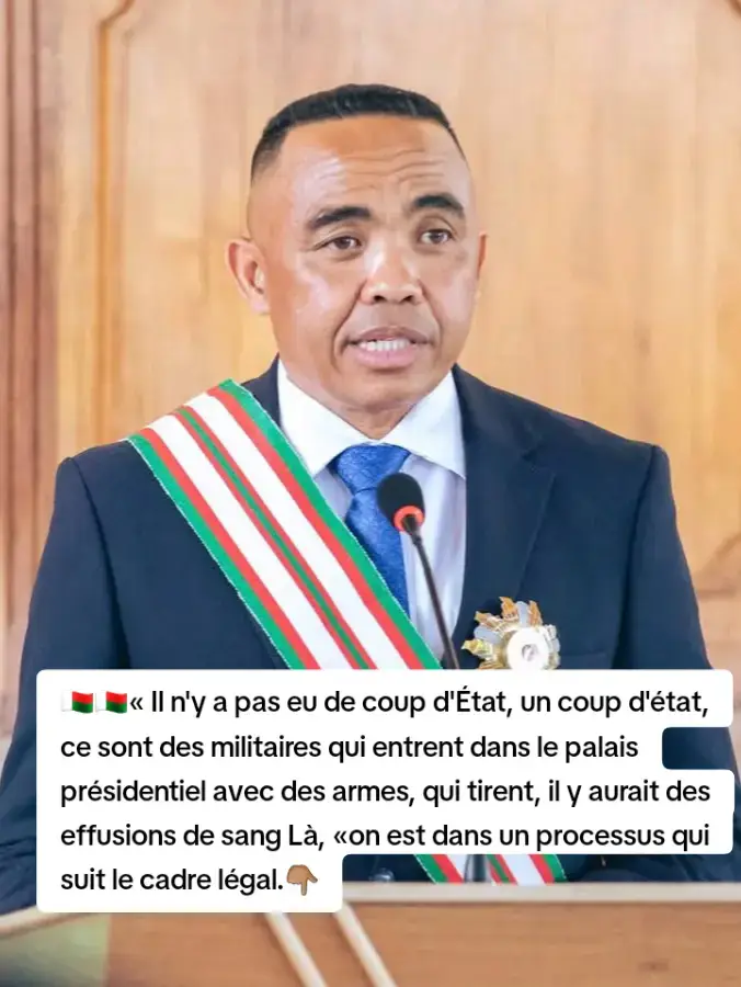 « Il n'y a pas eu de coup d'État, un coup d'état, ce sont des militaires qui entrent dans le palais présidentiel avec des armes, qui tirent, il y aurait des effusions de sang Là, «on est dans un processus qui suit le cadre légal. On va travailler à fond maintenant et très rapidement pour ne pas décevoir le peuple». Le couple Randrianirina investi président de la Refondation au Madagascar . #antananarivo #madagascar #malgache🇲🇬 #tiktokmadagascar🇲🇬 #tiktokmadagascar 
