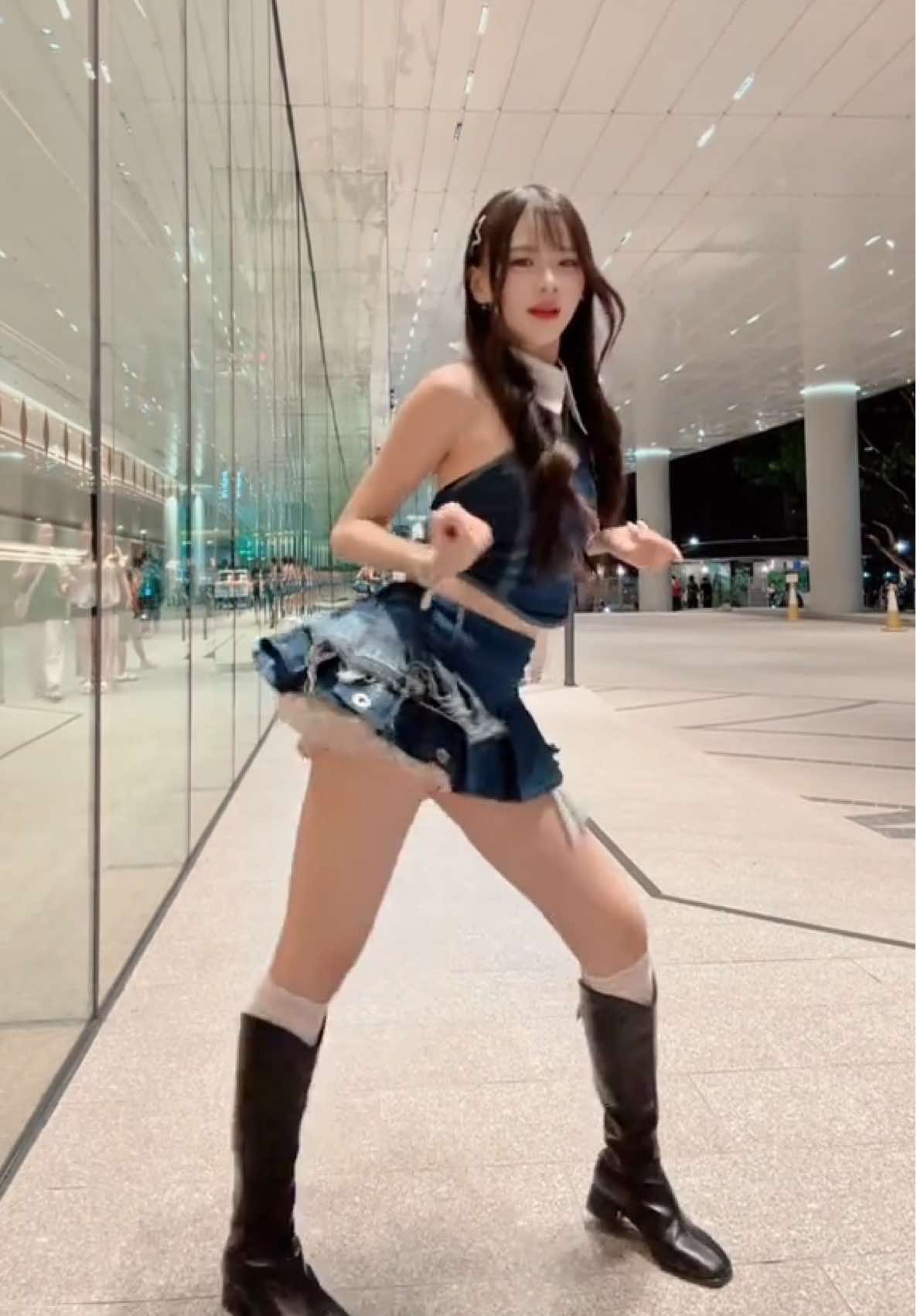 สาวกระโปรงเหี่ยน รอรถรับกลับบ้าน 👀  #miniskirt #icequeeniiz #angevil #thailandgameshow2025 