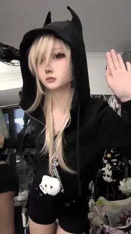 I'll see you all live,follow me now! #fyp#foryoupage#style#fashion#viraldance 