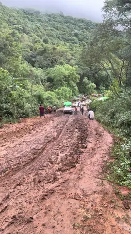 လမ်းကတော့ ဇွန်းတက်ထားတယ်ဗျာ🥵#alphard #မိုးကုတ်မြို့ #မပျော်တော့ဘူး 