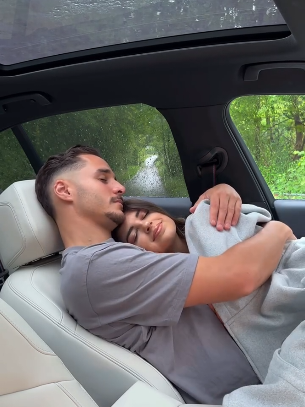 چەنێک حەز بە باران بارین ئەکەم هەزار ئەوەنە حەزەکەم لەگەڵ تۆ یەکەم باران بارین بەرێ بکەم 💛 #Love #kurdistan #hawler #slemani #foryou