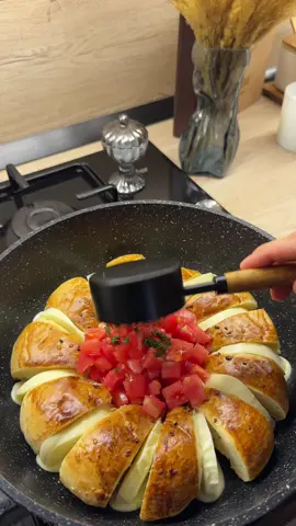 Простой, быстрый, но такой вкусный завтрак🍳☕️👍🏻 Ингредиенты: •лаваш круглый или булочка симит •сыр •помидор •яйца •сливочное масло •немного раст.масла •зеленый лук •зелень (укроп/петрушка) Готовить на небольшом огне. Приятного🫶🏻 пробуйте и делитесь своим мнением🥰