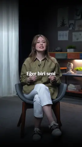 Duygusal kopukluk, bir bireyin kendi eylemlerinin başkaları üzerindeki duygusal etkilerinden kendini soyutlama kapasitesidir. Bu durum, genellikle kişinin kendi içsel çatışmalarından veya başa çıkmakta zorlandığı suçluluk, utanç gibi duygulardan kaçınmak için geliştirdiği bilinçdışı bir savunma mekanizmasıdır. Kişi, birini kırdığında ortaya çıkan negatif duygusal yükle yüzleşmek yerine, durumu rasyonelleştirerek veya tamamen yok sayarak kendi zihinsel konfor alanını korumaya çalışır. Bu davranış, derinlerde yatan bir empati eksikliğine veya kişinin bağlanma stillerine (genellikle kaçıngan bağlanma) işaret edebilir. Sonuç olarak bu kopukluk, sadece karşıdaki kişinin duygularını geçersiz kılmakla kalmaz, aynı zamanda sağlıklı ve onarıcı bir ilişki dinamiğinin temelini oluşturan duygusal sorumluluk almaktan kaçınmanın da net bir göstergesidir.