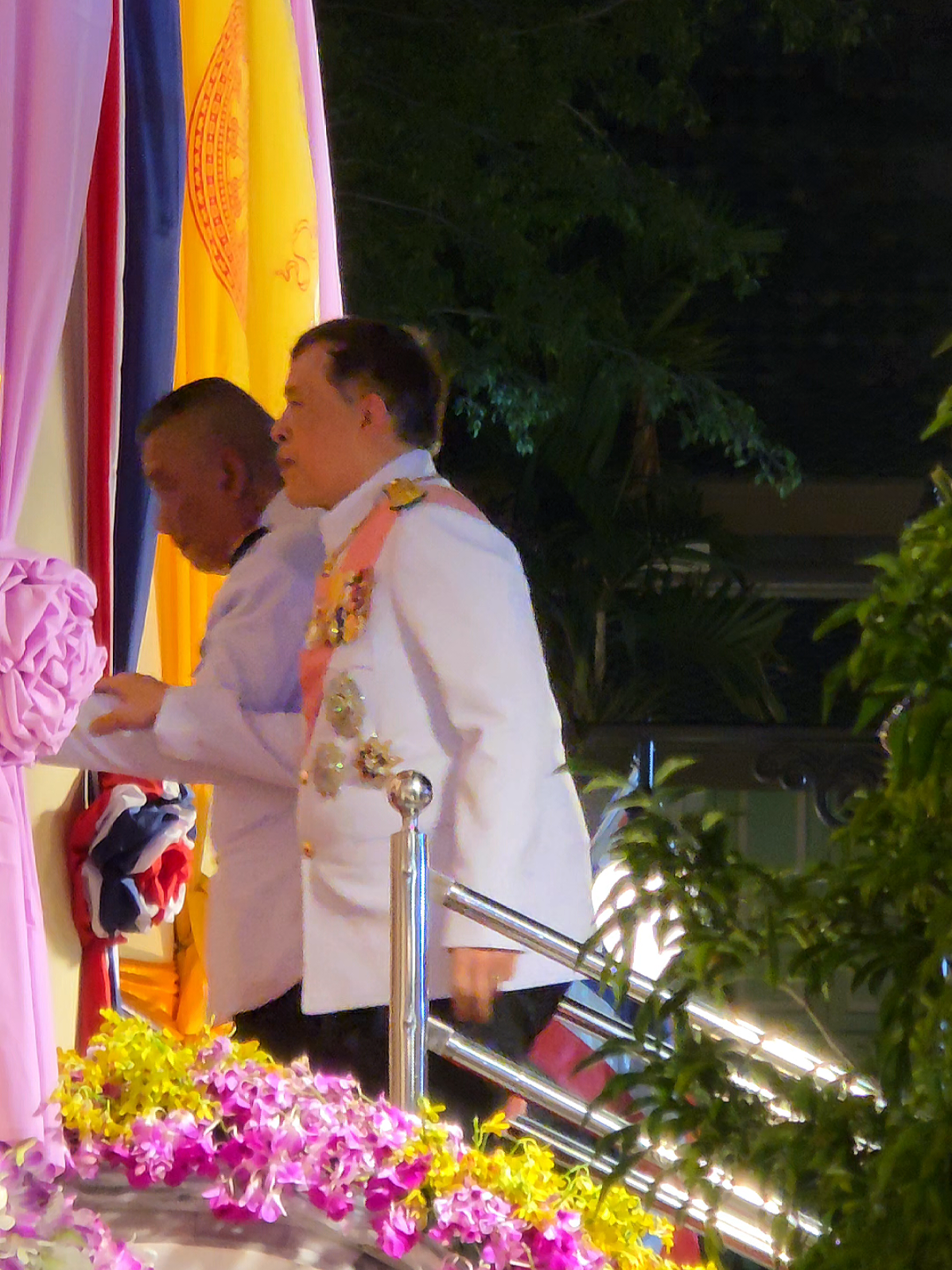 พระบาทสมเด็จพระเจ้าอยู่หัว และสมเด็จพระนางเจ้าฯ พระบรมราชินี เสด็จพระราชดำเนินไปในการพระราชพิธีทรงบำเพ็ญพระราชกุศลถวายผ้าพระกฐิน ประจำปี ๒๕๖๘ ณ