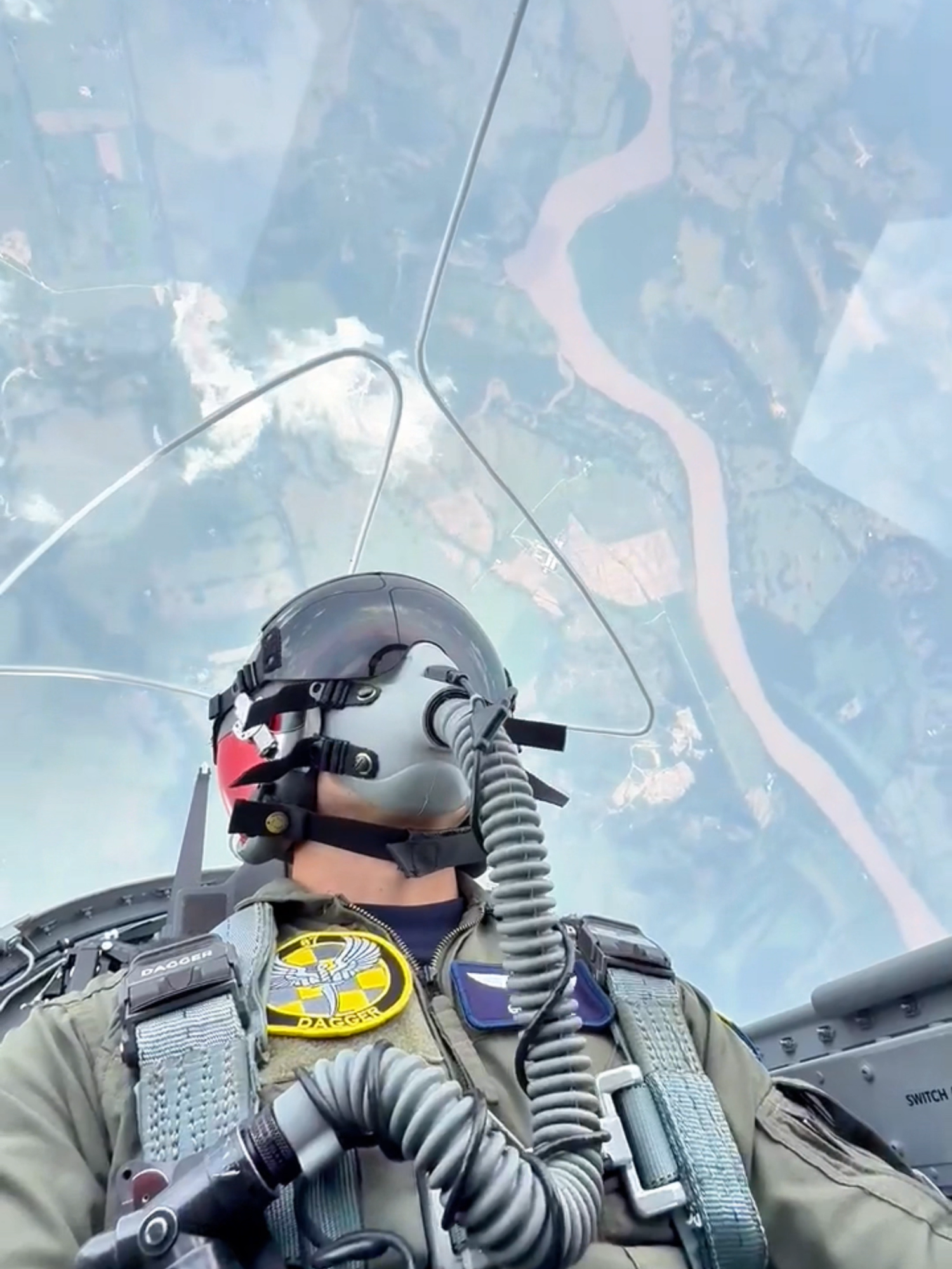 Este es el reflejo del alma de un piloto. ✈️🔥 #MásQueUnUniforme #ProtegemosLaVida #paratiiiiiiiiiiiiiiiiiiiiiiiiiiiiiii #militarlife #militar #soldado #aviones