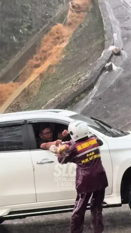 Hujan hujan pas sekali dikasih gorengan, terima kasih bang