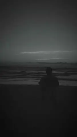 أُناجي الله والأيامُ مَوجٌ دُفِعتُ بهِ إلى بحرٍ غزيرِ تُحاصرني العواصفُ كل حينٍ وباللهِ النجاةُ لِمُستجيرِ ويُؤنِسُني كتابُ اللهِ دَوماً بهِ التيسيرُ للأمرِ العسيرِ وبالفرَجِ القريبِ يَقينُ قلبي و ذاكَ الظَّنُ بالمولى القديرِ ❤️ #reels 