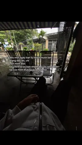 Nếu một ngày bạn tự nhiên muốn lang thang đâu đó, chỉ một mình thôi. Đó chính là lúc bạn nhận ra, cuộc sống hiện tại của mình thực sự quá mệt mỏi.#