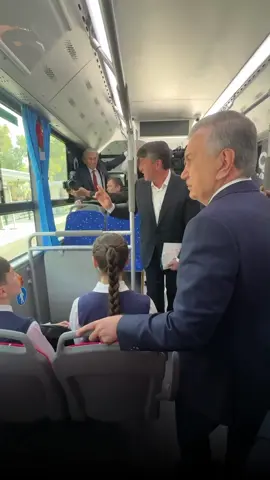Shavkat Mirziyoyev avtobusda