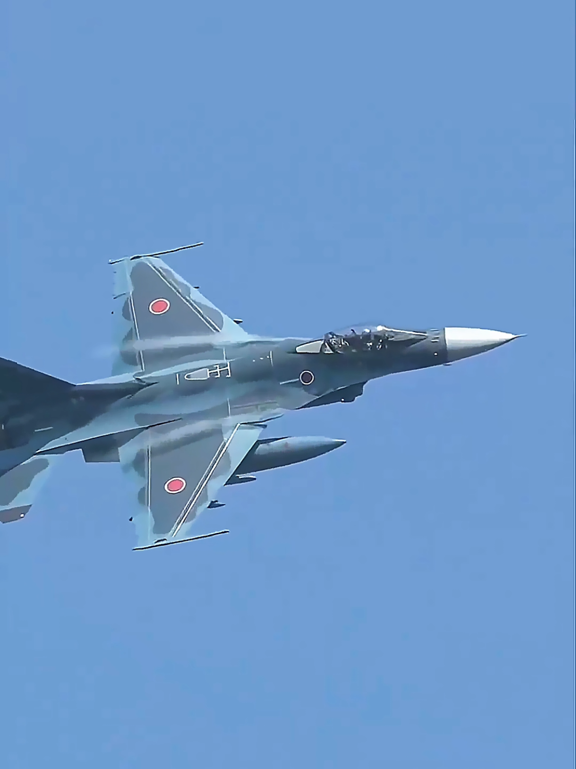 Mitsubishi F-2 là loại máy bay tiêm kích đa nhiệm do Tập đoàn Công nghiệp nặng Mitsubishi (Nhật Bản) hợp tác sản xuất với hãng Lockheed Martin (Mỹ) cho Lực lượng Phòng vệ Trên không Nhật Bản (JASDF). Dựa trên thiết kế của máy bay F-16 của Mỹ, F-2 được xem là phiên bản cải tiến mạnh mẽ với nhiều nâng cấp vượt trội #f2 #airforce #jasdf #ww2 #ww3 