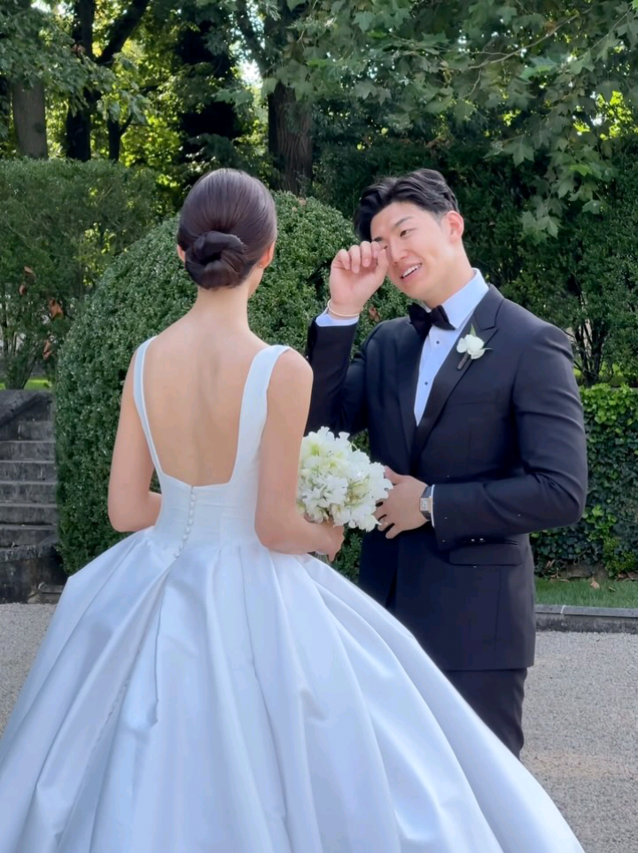 our first look🤍 content creator: @sobridalsocial gown: custom @inesdisanto #fyp #firstlook #weddingday #weddingtiktok #kdrama 