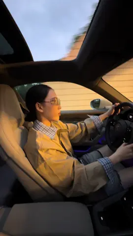 Em không nhận rằng là mình hiền, cũng không nhận là mình ngoan. Nhưng em lại thích bản thân mình vừa ngoan lại vừa hư, vừa dịu dàng vừa đanh đá. Thích mình ngoan đúng lúc, Như đúng chỗ. Em thích mình nghe lời đúng người. Em thích mình bảo vệ lẽ phải. Em thích mình có chính kiến, có dũng cảm để bảo vệ chính mình. Em thích mình tự do trong khuôn khổ, chơi bời trong phép tắc. #xuhuong