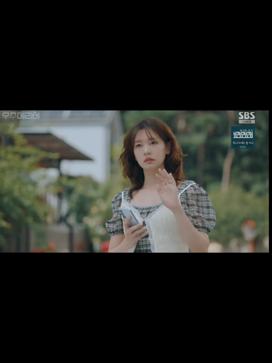 would you marry me episode 3 ini lucu banget!🤣  meri disuruh ngumpet malah dadah dadah🤣🤣🤣  ini karakternya sedikit mirip oh hani rada