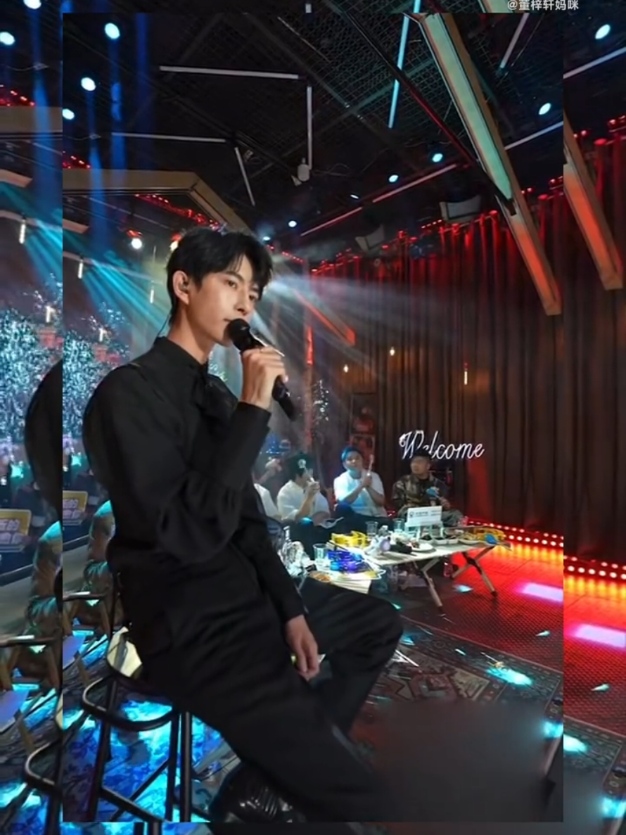 37 ngày ...đúng với số tuổi của Yu. Giọng hát thật ấm, thật ngọt ngào . Nhưg tiếc thay giờ thì tất cả chúng ta chỉ đc nghe Yu hát qua những video còn xót lại của a mà thôi 🥹 Lòng tin bị phản bội ,chơi với bạn tử tế ,tin tưởng bạn hết mình . Vậy mà bạn lại phản bội lòng tin và sự tử tế của Yu bạn chơi lại cho hết  hồn 🥹🥹🥹 Đáy đại dương ko sâu mà lòng ng mới là sâu thẳm 😭 Phạm Thế Kỳ 😡 hãy chờ quả 🍎 đến nhé sẽ nhanh thui . #lunglung #yumenglong #alanyu #justiceforyumenglong #yumenglong于朦胧 