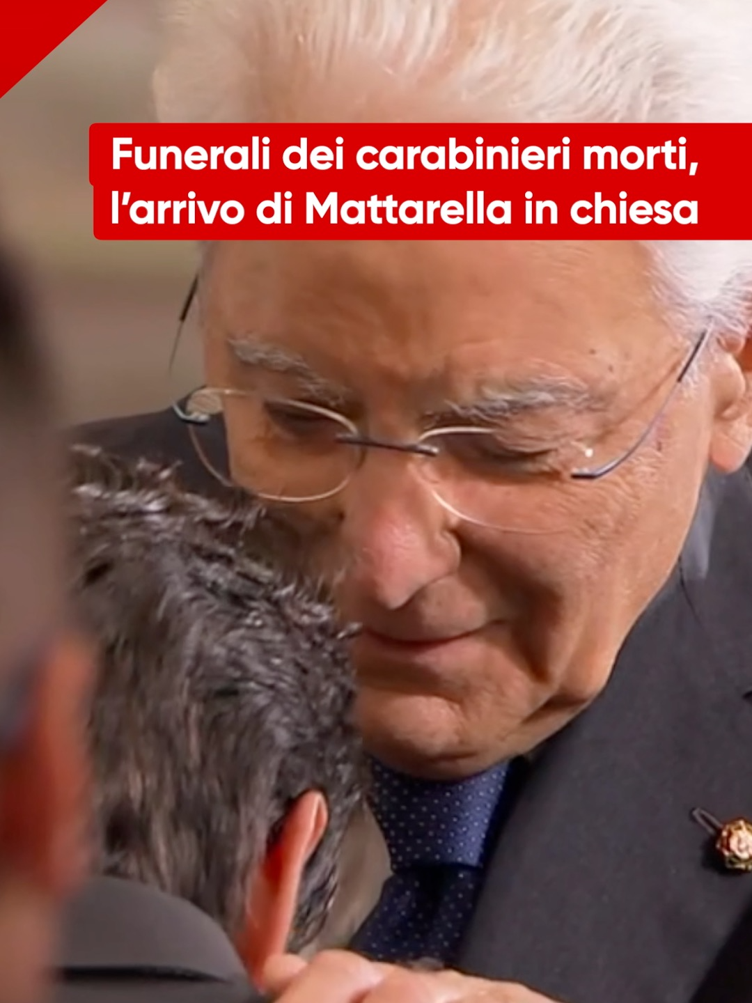 Il Presidente della Repubblica, Sergio Mattarella, è arrivato nella Basilica di Santa Giustina, a Padova, dove si celebreranno i funerali dei tre carabinieri morti nell'esplosione di un casolare a Castel D'Azzano. Al suo arrivo ha abbracciato i familiari degli agenti che hanno perso la vita.