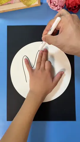 You can draw interesting and creative children's drawings with your palm. You can see it at a glance. Let's give it a try together#ParentchildHandicraft #PreschoolHandicraft #CreativeChildren'sPainting 