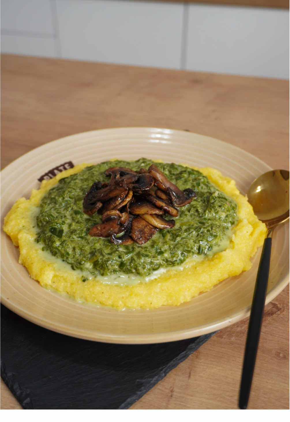 Spanac de post cu mămăliguță și ciuperci trase la tigaie 🥬🍄‍🟫🌽 Nu uita să mă urmărești pentru mai multe alte rețete delicioase și sănătoase! 🫶 Beneficiile spanacului: 🌱Bogat în fier – ajută la prevenirea anemiei (dar trebuie combinat cu vitamina C pentru absorbție mai bună). 🌱Sursă de luteină – protejează vederea. 🌱 Fibre pentru digestie – susține sănătatea intestinală. 🌱Conține magneziu și potasiu – esențiale pentru sistemul nervos și musculatură. 🌱Puține calorii, mulți nutrienți – perfect pentru o alimentație echilibrată. Ingrediente: Pentru 3-4 porții ✔️ 600 g spanac proaspăt ✔️ 5-6 căței de usturoi ✔️ Câteva frunze de praz după gustul tău ✔️ 100-150 ml apă ✔️150 ml smântână vegetală (din caju, o găsești pe profilul meu)  ✔️ 2 linguri zeamă de lămâie (sau după gust)   ✔️ Sare, piper, opțional: fulgi de chilli, nucșoară ✔️ 250 g ciuperci champignon/brune, sare și piper după gust ✔️ 2 linguri ulei de măsline ✔️ Mămăligă : 1 litru apă, 1 linguriță sare, 300 g mălai (aproximativ 2 căni) Dacă ți-a plăcut rețeta, salvează ca să o încerci mai târziu și dă-mi un comentariu cu ce ai mai vrea să gătim! 🫶 #mancare #mancaresanatoasa #retetesanatoase #romanianfood #stildeviatasanatos #spanac #mamaliga #ciuperci #depost #fypromania 