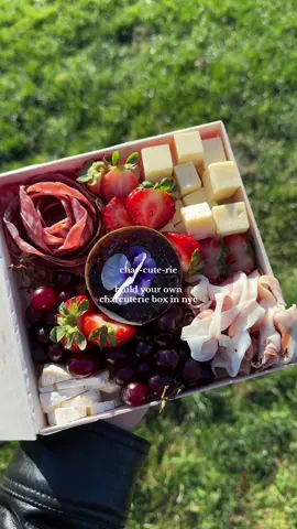 The CUTEST build your own charcuterie board spot right by Central Park, the perfect snack to picnic with in the park… highly recommend!🤍🍓 #nyc #newyorkcity #centralpark #charcuterie #travel 