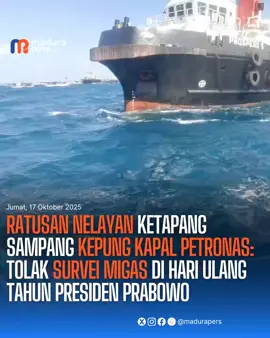 Sampang – Aksi protes besar-besaran meletus di perairan Kecamatan Ketapang, Kabupaten Sampang, Madura, bertepatan dengan ulang tahun ke-74 Presiden Prabowo Subianto, Jumat (17/10/2025). Ratusan nelayan bersama ibu-ibu pesisir menggelar demonstrasi di tengah laut menolak kegiatan survei migas yang dilakukan oleh perusahaan asal Malaysia, Petronas, di area Sumur Barokah. Dengan ratusan kapal nelayan, massa aksi mendatangi langsung kapal survei Petronas yang tengah beroperasi. Mereka membentangkan spanduk penolakan bertuliskan “Tolak Survei Migas Petronas, Laut Milik Nelayan!” sambil meneriakkan yel-yel kecaman. Tokoh nelayan Ketapang, Winarno, menyebut aksi ini sebagai bentuk kekecewaan mendalam terhadap ketidakjelasan kompensasi bagi nelayan yang terdampak aktivitas migas. “Kami menolak keras survei dan eksplorasi Petronas. Kompensasi bagi nelayan tidak jelas, sementara aktivitas mereka sudah mengganggu jalur tangkap ikan,” tegas Winarno. Ia memperingatkan, jika Petronas tetap memaksakan survei, ratusan kapal nelayan siap kembali turun ke laut untuk menghadang kapal survei. “Kalau kapal Petronas masih beroperasi, kami tidak akan diam. Seratus kapal siap mengusir mereka dari perairan Ketapang,” katanya lantang. Aksi yang berlangsung di bawah terik matahari itu berlangsung damai namun menegangkan. Sejumlah kapal nelayan mengepung kapal survei Petronas di titik operasi, menandai puncak kemarahan masyarakat pesisir yang merasa diabaikan. Para ibu nelayan turut serta dalam aksi ini dengan membentangkan  banner bertuliskan “Laut untuk Anak Cucu Kami, Bukan untuk Asing!” Bagi warga pesisir Ketapang, laut bukan sekadar ruang ekonomi, melainkan sumber kehidupan dan warisan generasi. Aktivitas eksplorasi migas dinilai mengancam ekosistem laut dan keberlanjutan nelayan kecil di Madura bagian selatan. Aksi di laut Ketapang bukan sekadar protes ekonomi, tetapi juga simbol perlawanan rakyat pesisir terhadap ketimpangan eksploitasi sumber daya alam. Mereka menilai kehadiran perusahaan asing seperti Petronas mencerminkan lemahnya perlindungan negara terhadap masyarakat lokal. Hingga berita diterbitkan, para nelayan masih mengepung kapal survie milik Petronas yang meminta untuk menghentikan aktivitasnya. Mereka menegaskan akan terus berlanjut hingga pemerintah dan pihak perusahaan memberi kepastian hukum dan kompensasi yang layak. Penulis: Anaf #Petronas #NelayanKetapang #AksiNelayanSampang #TolakSurveiMigas #SumurBarokah 