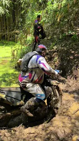 It’s Friday… time to fail with style 😂 #failfriday #endurolife #dirtbike #hardenduro