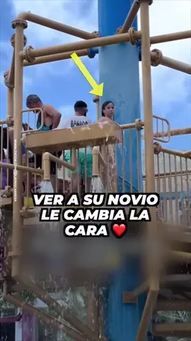 Miraba a su novia desde lejos y cuando ella lo vio de vuelta, no pudo evitar poner cara de enamorada. #vida #anecdota #viral #realstory #blooper