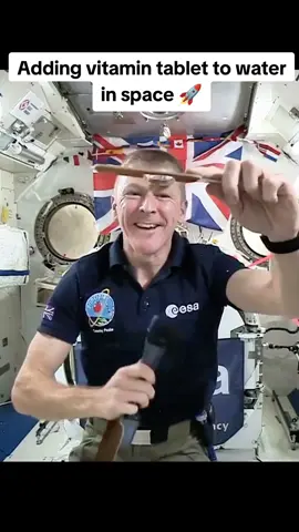 Adding a Vitamin Tablet to Water in Space 💧🪐 #AstronautLife #SpaceFacts #experiment 