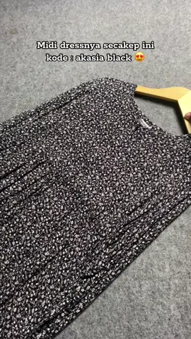 Midi dressnya secakep ini,kode : akasia black 😍 #tikokshop #bajuwanita #mididress #fyp 
