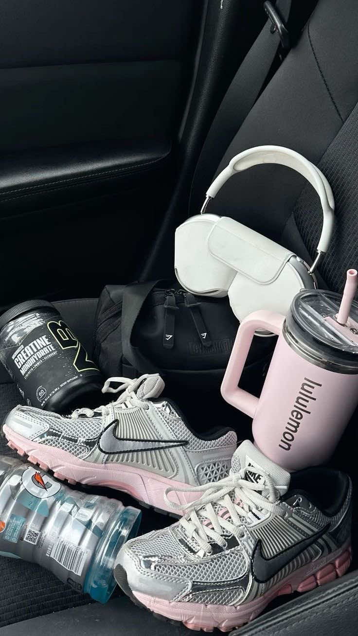 Tout le monde cherche le hack miracle, le programme magique ou la recette de smoothie qui change tout… Mais la vérité ? J’ai juste répété ces 10 choses simples.  1 - Je me couchais plus tôt au lieu de scroller ou regarder Netflix. Le sommeil, c’est un vrai hack perte de poids. Tu dors bien → moins de fringales, meilleure humeur, plus d’énergie. 2 - J’ai noté ce que je mangeais.  Pas pour être stricte, mais pour être consciente. Tu ne peux pas changer ce que tu ne mesures pas. 3 - J’ai mangé souvent les mêmes 3 à 5 repas. Toujours les mêmes petits-déj et plats = moins de charge mentale, moins de tentation, plus de régularité. 4 - J’ai toujours eu une source de protéines prête. Rien de bizarre, juste du poulet cuit à l’avance ou mon shaker de prots pour gagner du temps. 5 - J’ai suivi un vrai plan d’entraînement. 3-4 séances muscu par semaine avec surcharge progressive et mes pas tous les jours. Pas d’exos Instagram aléatoires.  6 - J’ai continué même quand les résultats stagnaient. Pas de privation. Juste de la patience et de la discipline. 7 - J’ai privilégié les aliments bruts. Plus de fibres, plus de nutriments, plus de satiété. Les aliments industriels, ok parfois. Mais la vraie nourriture d’abord. 8 - J’ai fait mes courses en pensant à mes objectifs. Je remplissais mon panier avec des aliments riches en protéines et en fibres. Et si je savais qu’un truc allait me tenter… il ne rentrait pas à la maison.  9 - J’ai planifié mes repas avant d’avoir faim. Parce que quand tu as faim, tu fais rarement les bons choix. Mieux vaut être prête à l’avance. 10 - J’ai arrêté de chercher la perfection. Si je ne pouvais pas être à 100 %, j’étais à 80 %. Et c’est toujours mieux que 0 %. Abonne-toi pour plus de contenu et envoie-moi un message si tu veux un plan personnalisé pour te transformer sans te priver ☺️  #alimentation #pertedepoids #tonifier #Fitness #motivation            