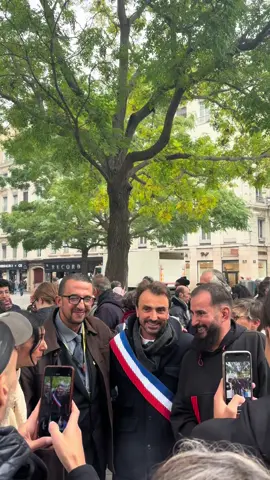 Lyon, capitale de la Résistance, capitale de la mémoire, terre éprise de justice et de droit, a décidé de briser le silence à son tour. De faire la lumière sur la répression sanglante du 17 octobre 1961 durant laquelle des manifestants pacifistes algériens ont été fusillés, noyés, torturés et tabassés dans les rues de Paris. Des exactions préméditées qui ont conduit à des morts sans sépultures et à un massacre sans voix. Avec cette plaque dressée dans l’espace public, Lyon s’attache à œuvrer pour cicatriser les blessures. C’est ce qui nous réunit aujourd’hui. Avec la conviction que cette page déniée de l’Histoire de France mérite d’être lue et examinée. Vue, connue et reconnue. Pour qu’on puisse mieux se comprendre. Savoir d’où l’on vient, se projeter et vivre en harmonie. C’est ce qui importe désormais : liberté, égalité, fraternité.