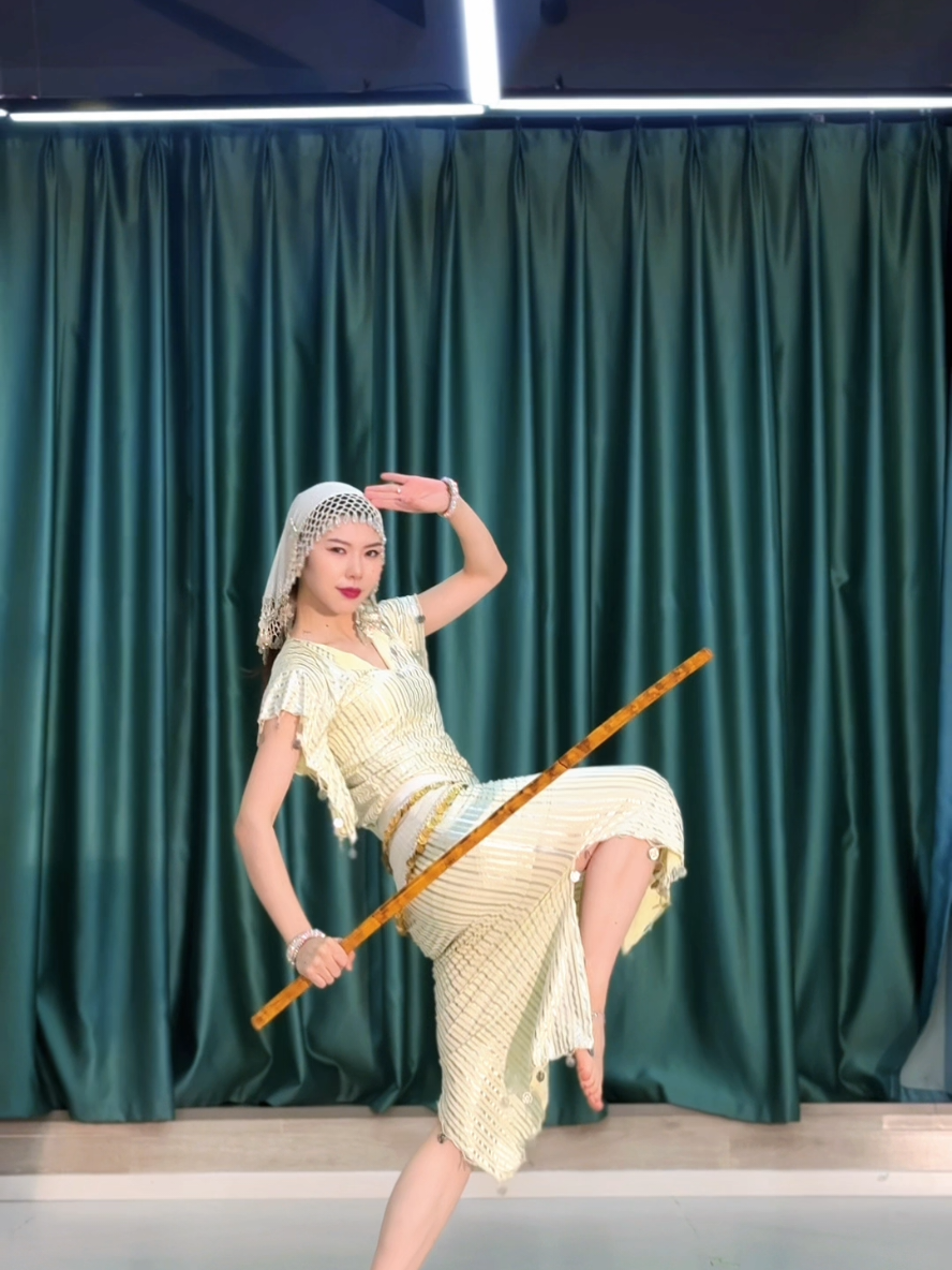 Beautiful and amazing Chris Lee, from China! 🇨🇳❤️ Chris is an super incredible professional! 🔥 . Wanna learn this choreography and much more? Then click the link in my bio, to join my Online School. Ariti Academy ✅️ #china #egypt #dance #bellydance #dance 