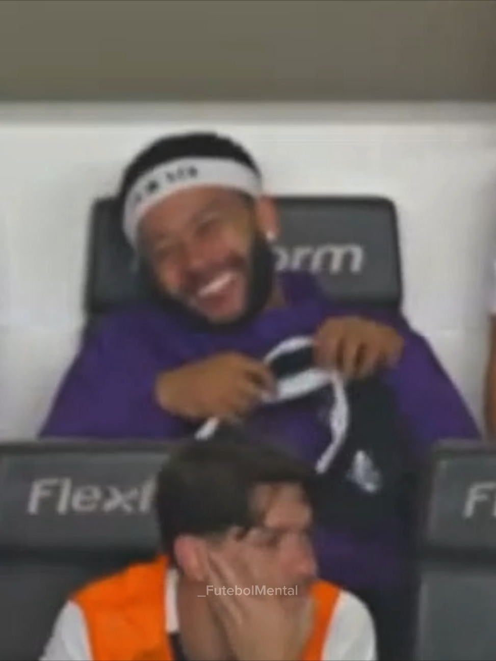 Memphis Depay dando risadinha no banco com o Corinthians tomando de 3 a 1... é o fim dos tempos, rapaziada! Que fase!