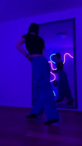 Who remembers this song😄? #shuffledance #shuffling #cuttingshapes #dance #shuffle 