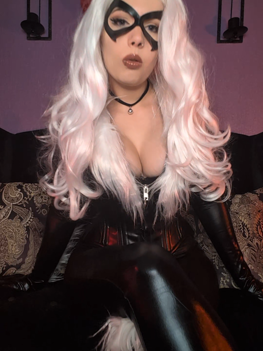 Hmmmm... #feliciahardy #blackcatcosplay 