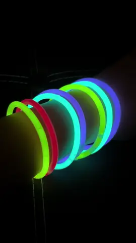 Glow in the dark bracelet perfect for parties! #glowinthedarkbracelet #glowinthedarksticks 