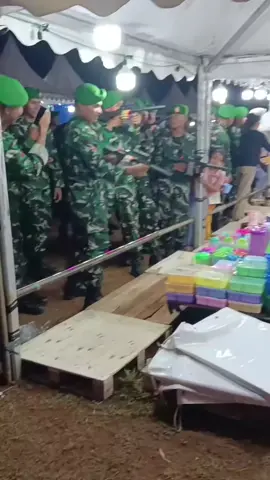 TNI main ke pasar malam 😁
