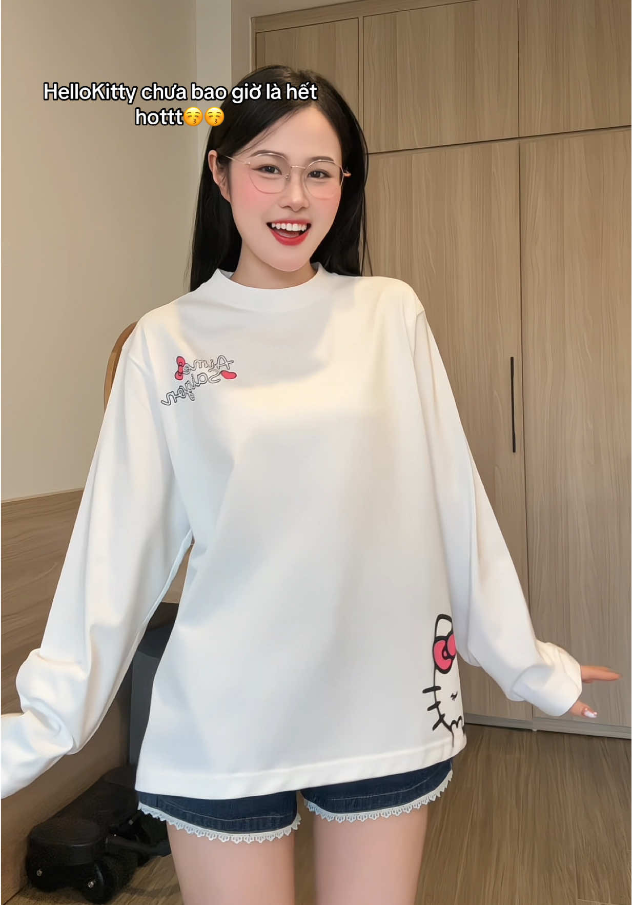 Áo Long Sleeve mà form boxy năm nay trend lắm nèeee  #aothundaitay #aohellokitty #linhlanlan 